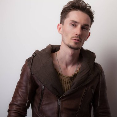 Yakışıklı, genç, zarif bir stüdyo resmi..