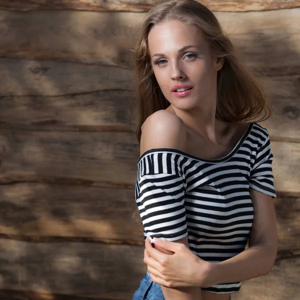 Retrato de hermosa joven sobre fondo de madera . — Foto de Stock