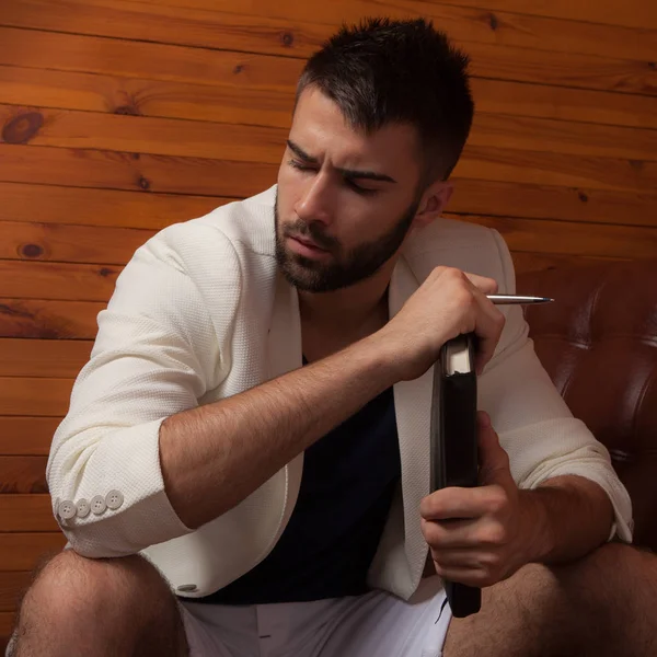 Schöner junger eleganter Mann im Hausinneren. — Stockfoto