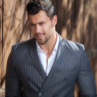 Ahşap arka planda yakışıklı bir gencin portresi..