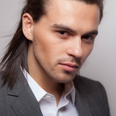 Yakışıklı, genç, zarif bir stüdyo resmi..