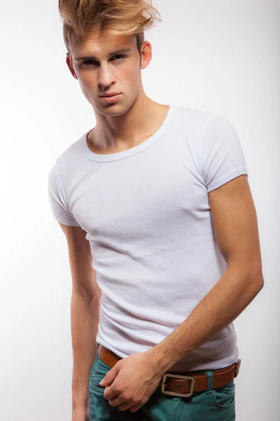 Beau jeune homme élégant portrait studio . — Photo