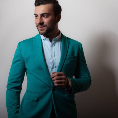 Yakışıklı, genç, zarif bir stüdyo resmi..
