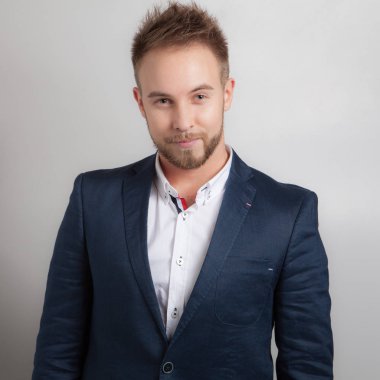 Yakışıklı, genç, zarif bir stüdyo resmi..