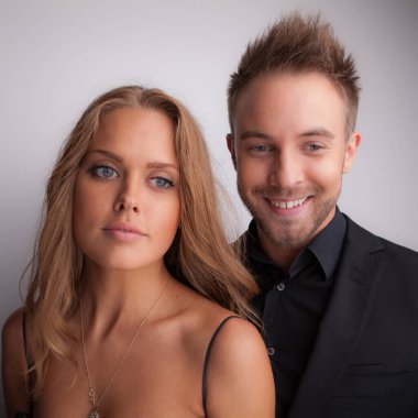 Genç, güzel ve şık bir çift.