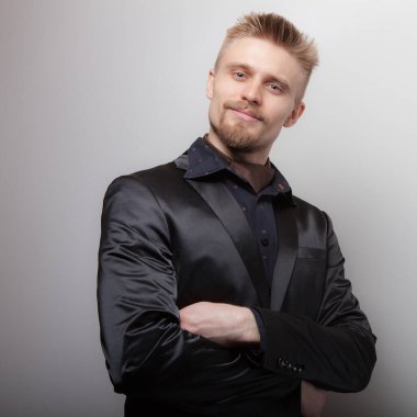 Yakışıklı, genç, zarif bir stüdyo resmi..