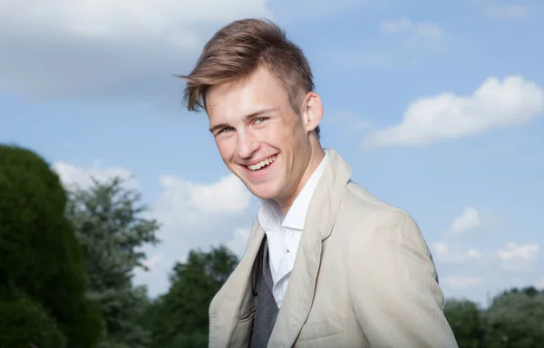 Jovem elegante bonito homem posando fora . — Fotografia de Stock