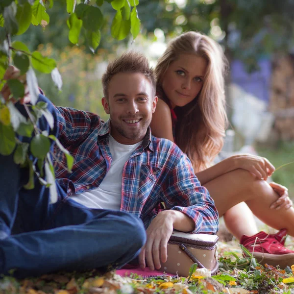 Jeune beau et élégant couple ensemble . — Photo