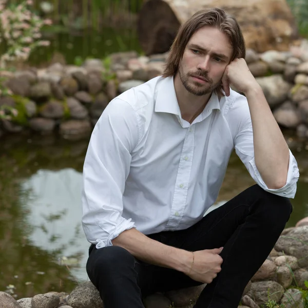 Jovem elegante bonito homem posando fora . — Fotografia de Stock