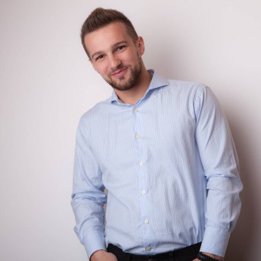 Yakışıklı, genç, zarif bir stüdyo resmi..