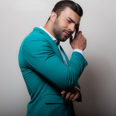 Yakışıklı, genç, zarif bir stüdyo resmi..