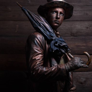 Peri masalı bronz saat tamircisinin stilize edilmiş sihirli karakteri.