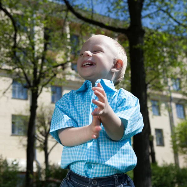 Słodkie jasnowłosy chłopiec to grać na zewnątrz. — Zdjęcie stockowe