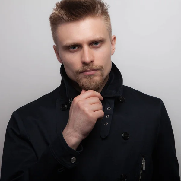 Stilig ung elegant man studio porträtt. — Stockfoto