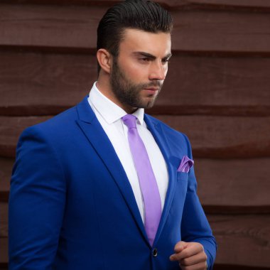 Ahşap arka planda yakışıklı bir gencin portresi..