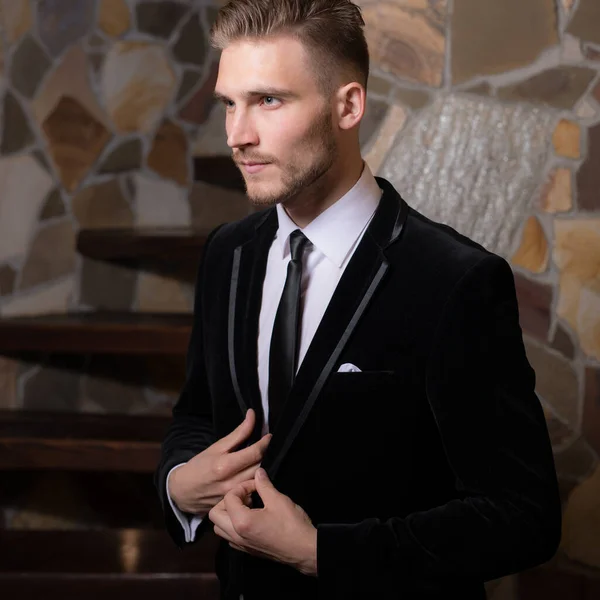 Beau jeune homme élégant dans la maison intérieur . — Photo