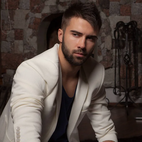 Bonito jovem homem elegante no interior da casa . — Fotografia de Stock