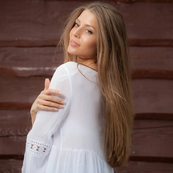 Porträt der schönen jungen Mädchen auf hölzernem Hintergrund. — Stockfoto