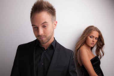 Genç, güzel ve şık bir çift.