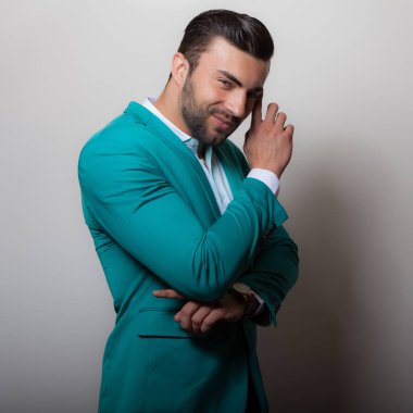 Yakışıklı, genç, zarif bir stüdyo resmi..