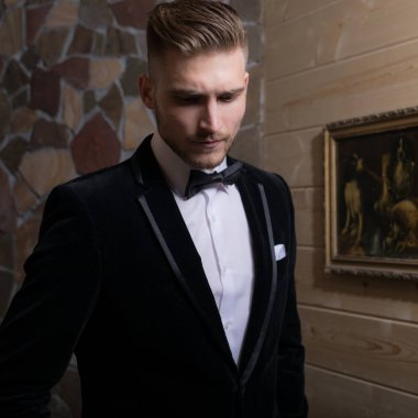 Evin içinde yakışıklı, zarif bir adam var..