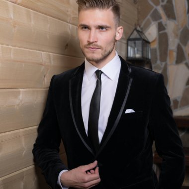 Evin içinde yakışıklı, zarif bir adam var..