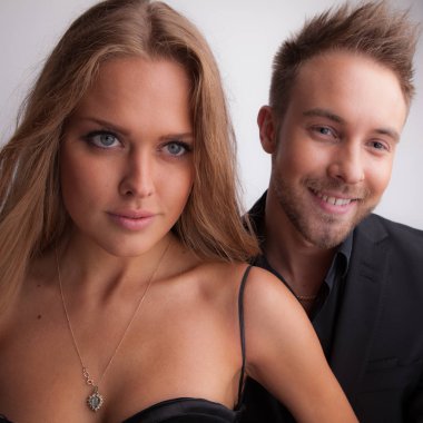 Genç, güzel ve şık bir çift.