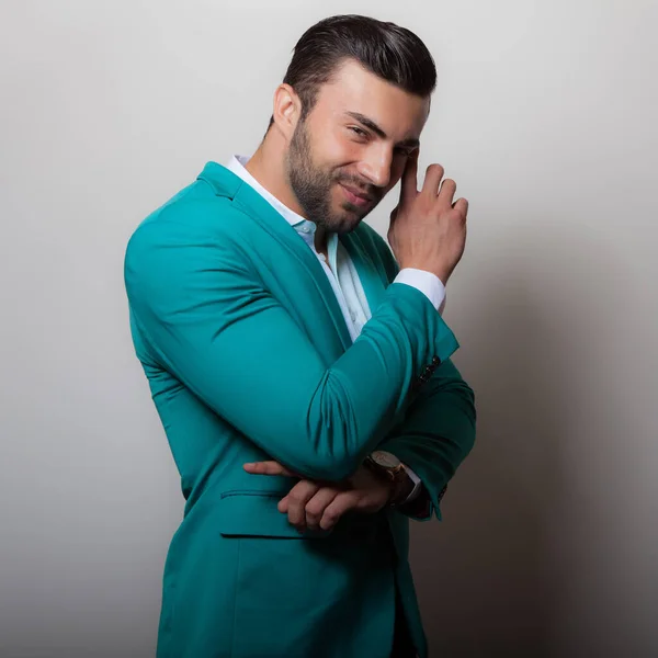 Bello giovane elegante uomo studio ritratto . — Foto Stock