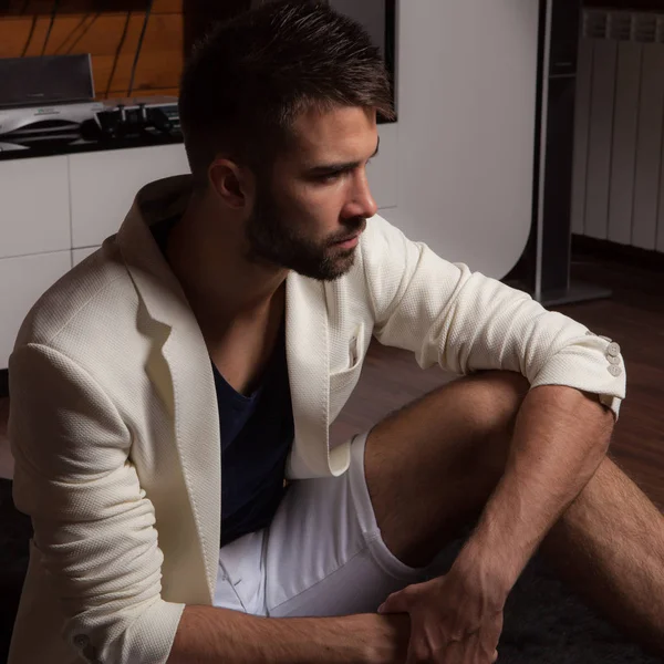 Bonito jovem homem elegante no interior da casa . — Fotografia de Stock