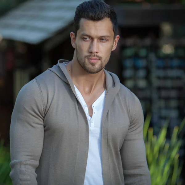 Young elegant handsome man posing outside. — Stock Photo, Image