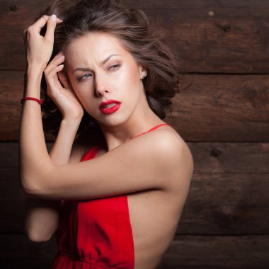 Ahşap arka planda güzel bir genç kızın portresi.