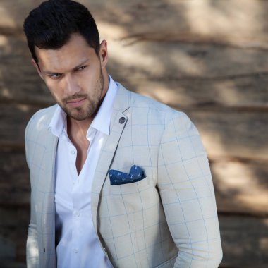 Ahşap arka planda yakışıklı bir gencin portresi..