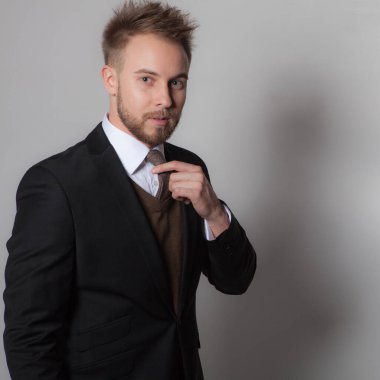 Yakışıklı, genç, zarif bir stüdyo resmi..