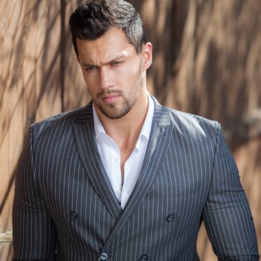 Ahşap arka planda yakışıklı bir gencin portresi..