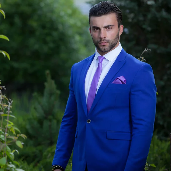 Junge elegante hübsche Mann posiert außerhalb. — Stockfoto