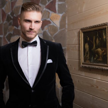 Evin içinde yakışıklı, zarif bir adam var..