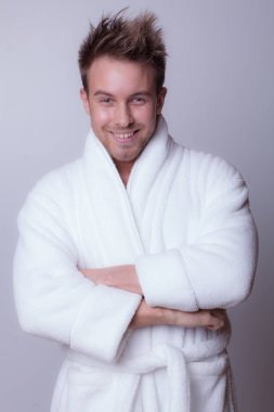 Yakışıklı, genç, zarif bir stüdyo resmi..