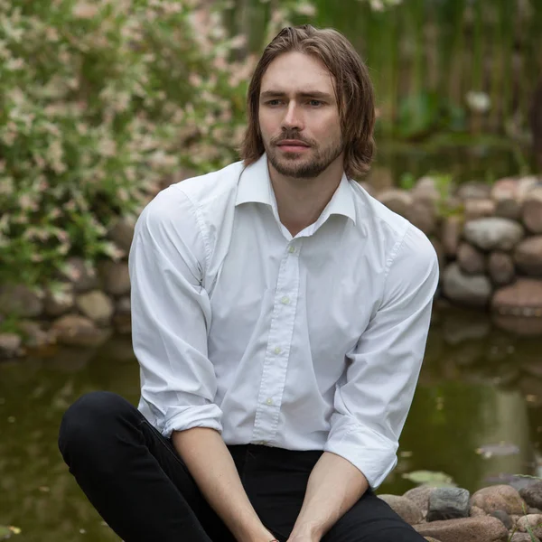 Young elegant handsome man posing outside. — Stock Photo, Image