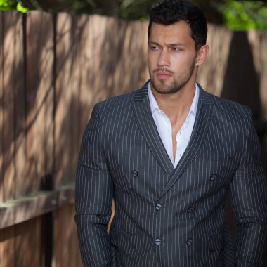 Ahşap arka planda yakışıklı bir gencin portresi..