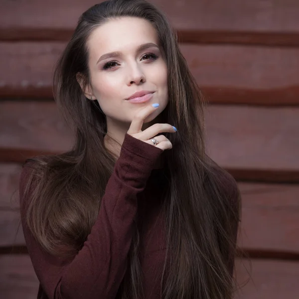 Porträtt av vacker ung flicka på trä bakgrund. — Stockfoto