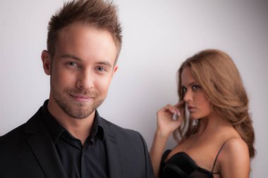 Genç, güzel ve şık bir çift.