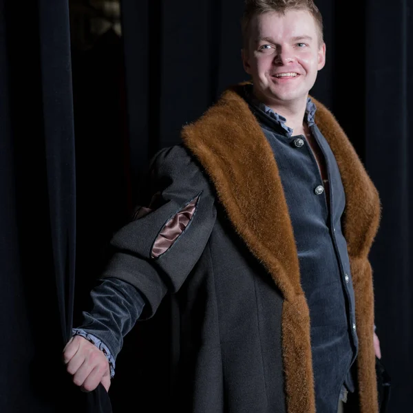 Acteur habillé costume historique à l'intérieur du vieux théâtre . — Photo