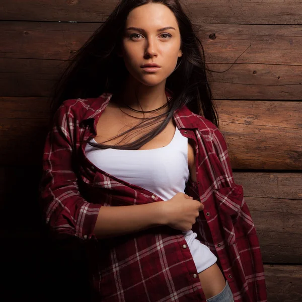 Πορτρέτο της όμορφης νεαρής κοπέλας σε ξύλινο φόντο. — Φωτογραφία Αρχείου