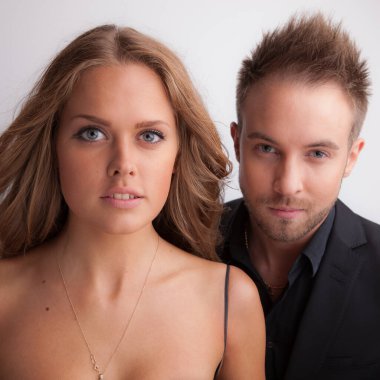 Genç, güzel ve şık bir çift.