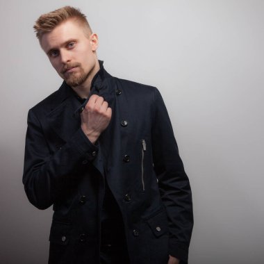 Yakışıklı, genç, zarif bir stüdyo resmi..