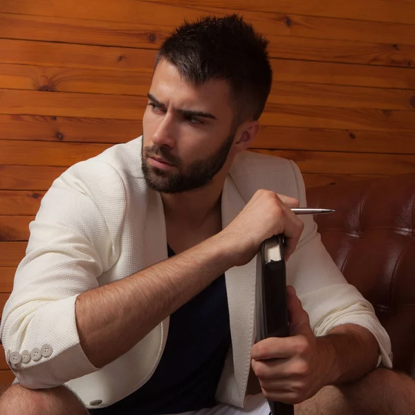 Guapo joven elegante hombre en el interior de la casa . — Foto de Stock