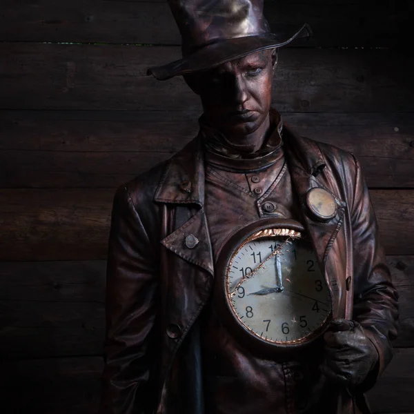 Personagem mágico estilizado de reparador de relógios de bronze conto de fadas . — Fotografia de Stock