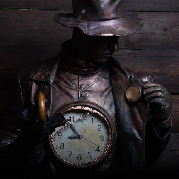 Personaje mágico estilizado del reparador de relojes de bronce de cuento de hadas . — Foto de Stock