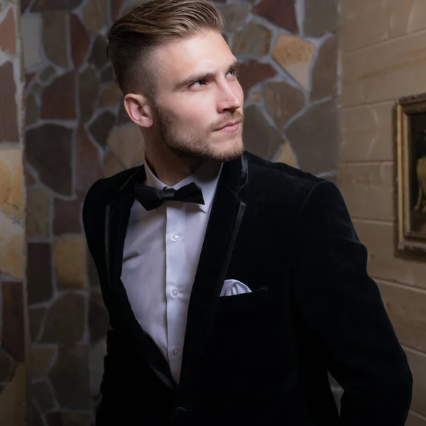 Guapo joven elegante hombre en el interior de la casa . —  Fotos de Stock