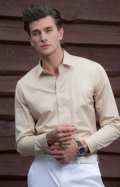 Retrato de joven guapo sobre fondo de madera . — Foto de Stock